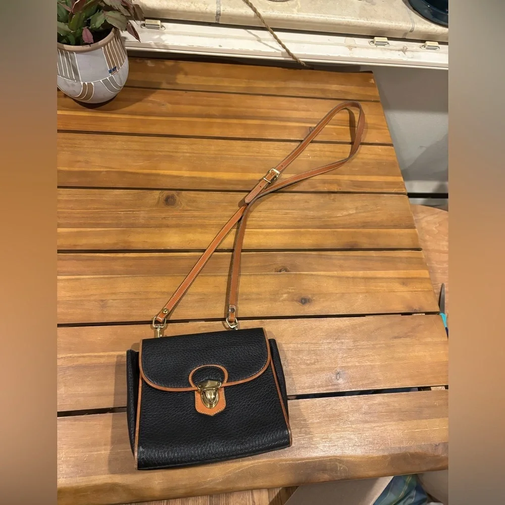 Small Vintage Dooney & Bourke Leather Crossbody Bag - Picture 1 of 10